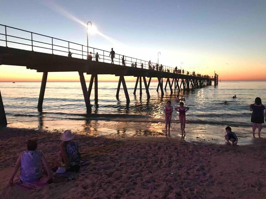 Absolute Beachfront Apartment, Amazing Sunsets Glenelg Eksteriør bilde